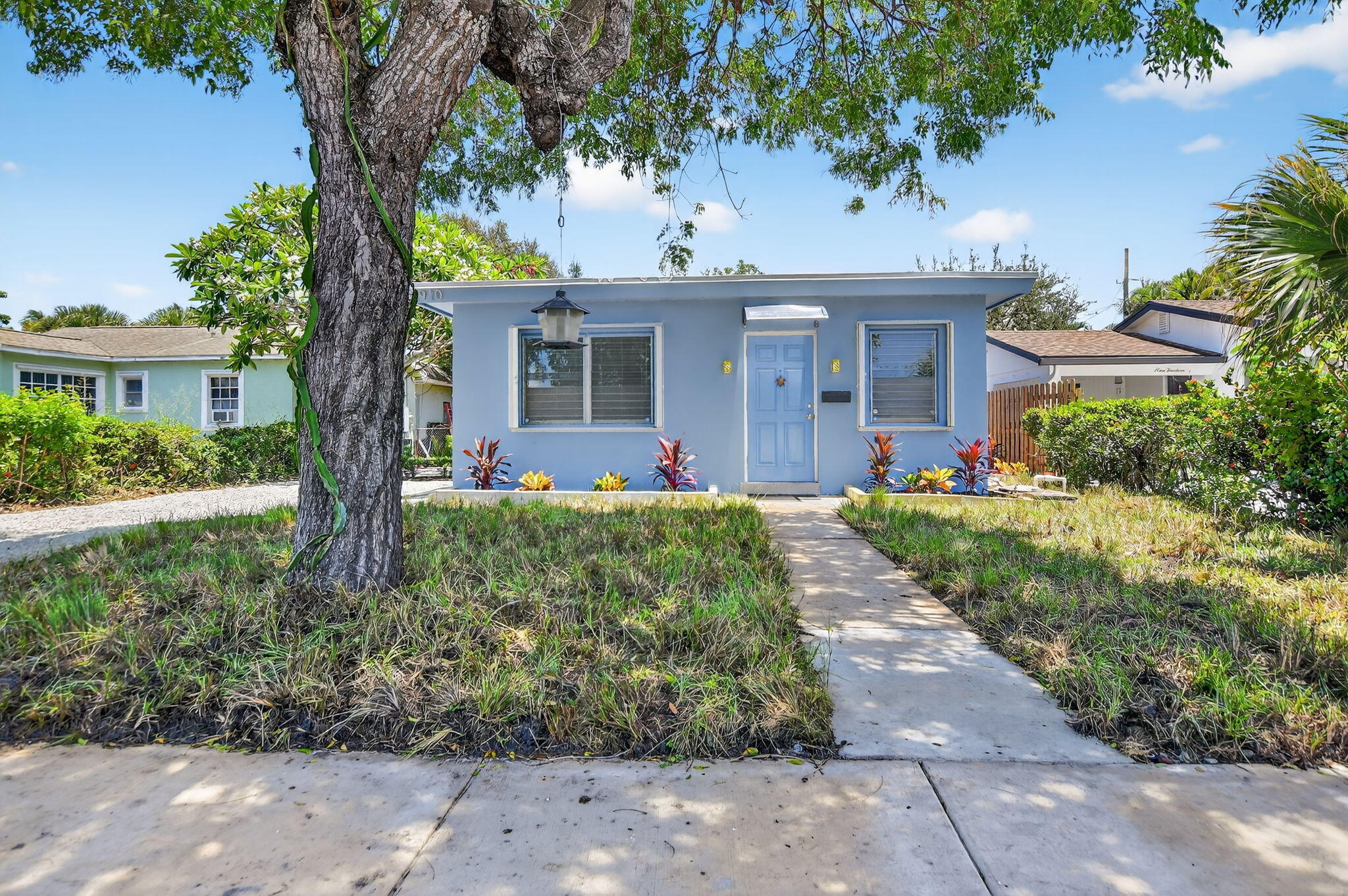 910 SE 3RD Street