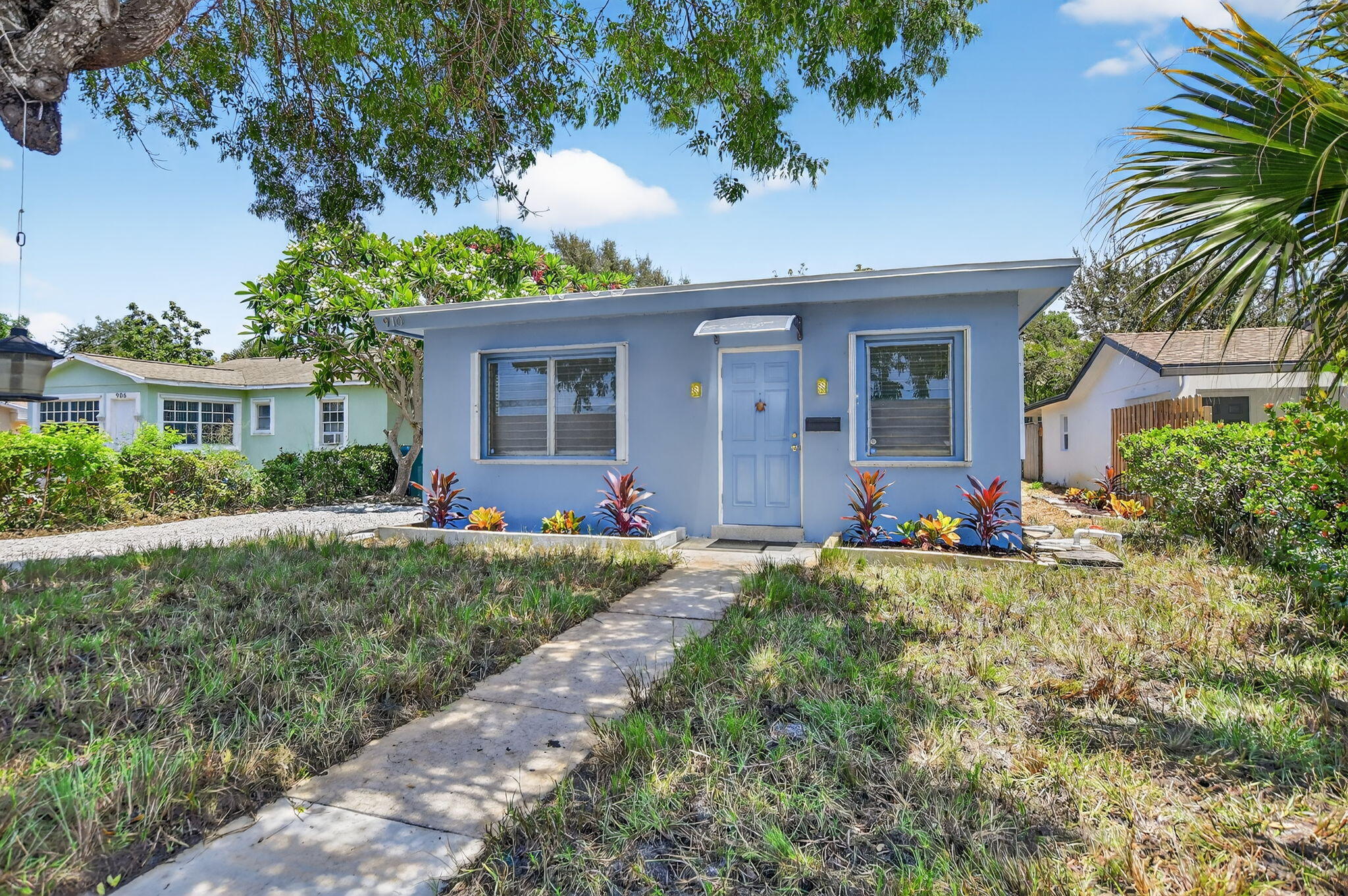 910 SE 3RD Street