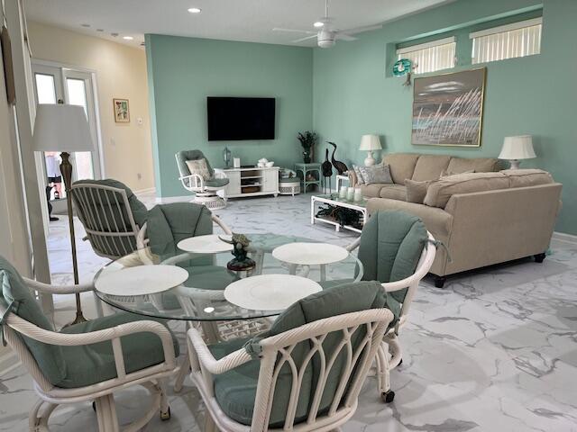 813 SW Saint Andrews Cove