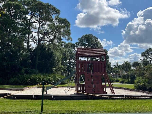 813 SW Saint Andrews Cove