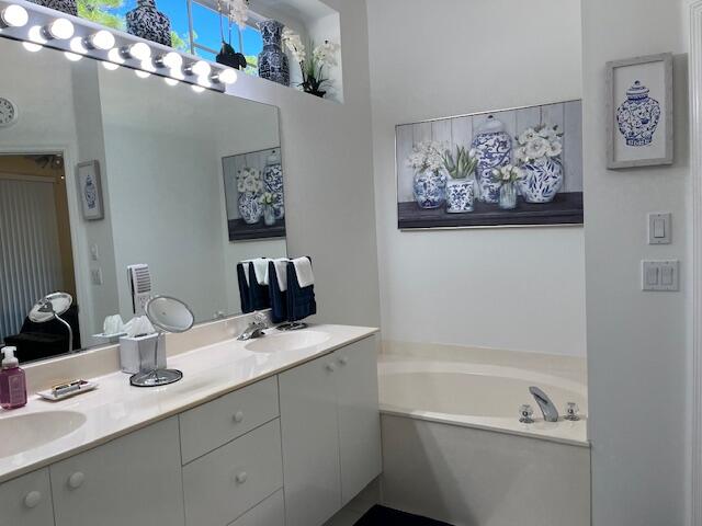 813 SW Saint Andrews Cove