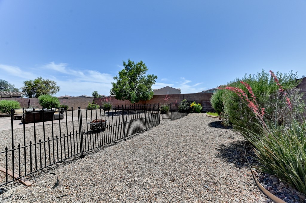 3823 Aspen Creek Avenue