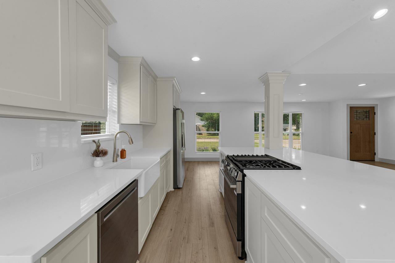5202 Moonshadows Drive