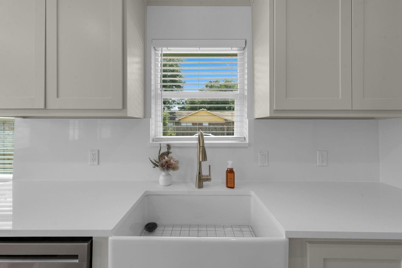 5202 Moonshadows Drive