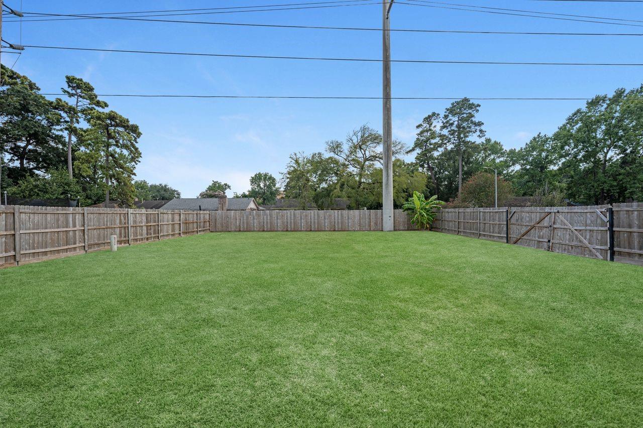 5202 Moonshadows Drive