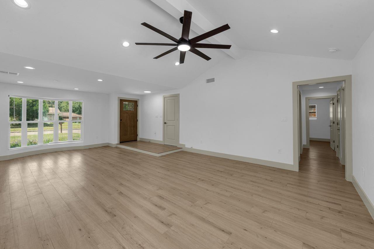 5202 Moonshadows Drive