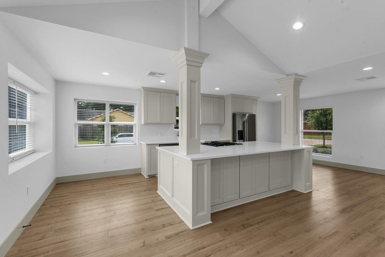 5202 Moonshadows Drive