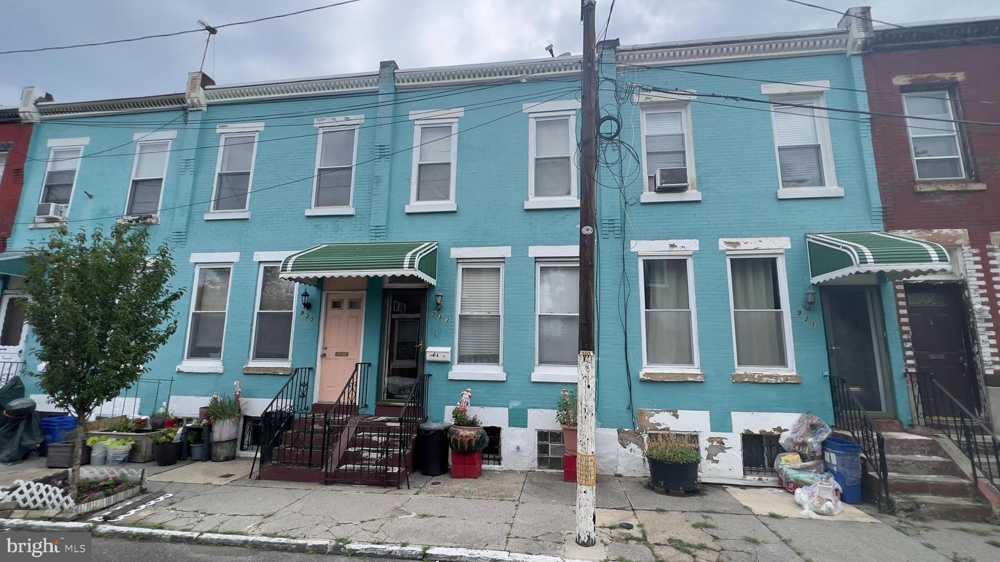933 Edgley St