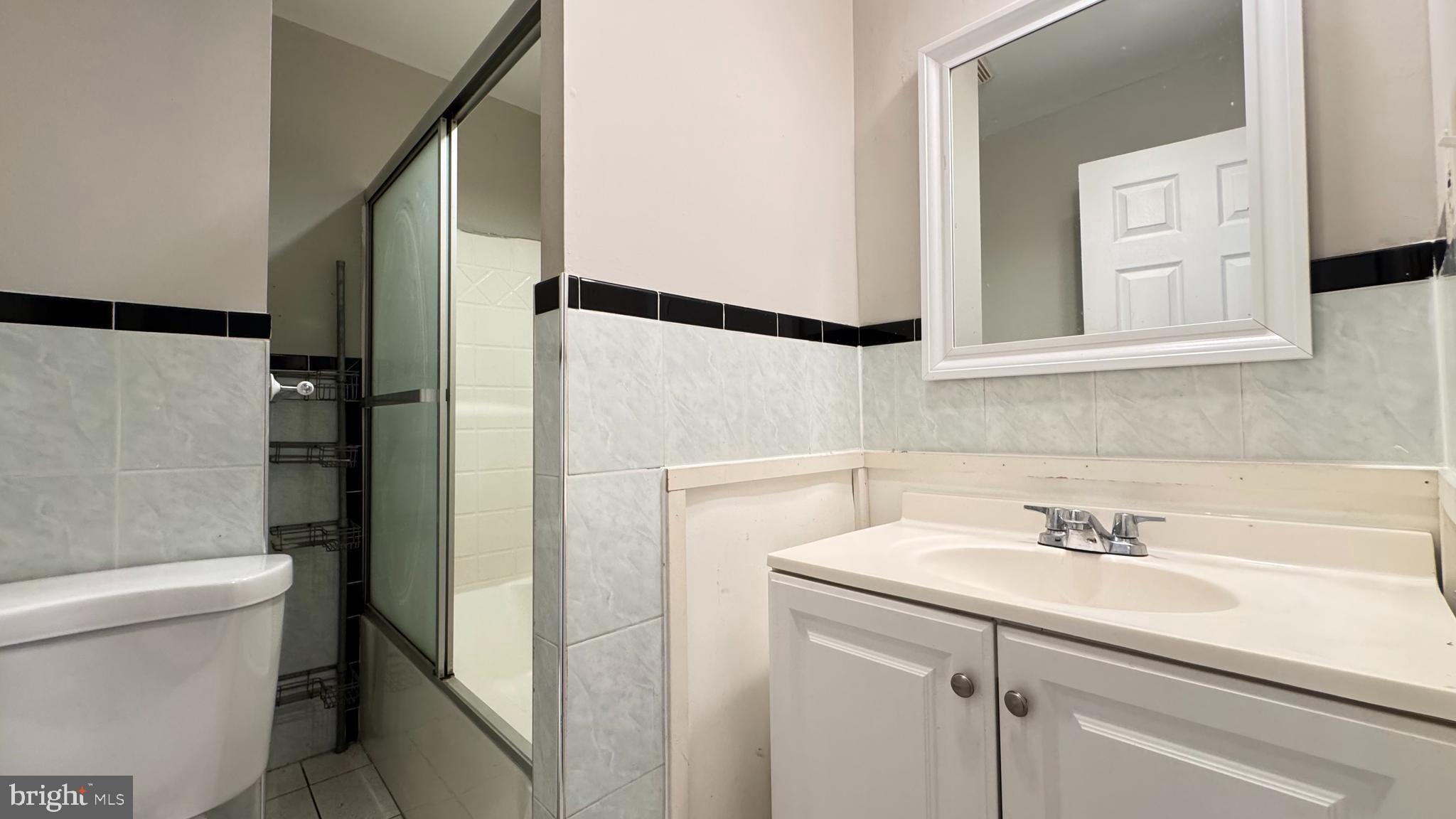 1841 E Clementine St