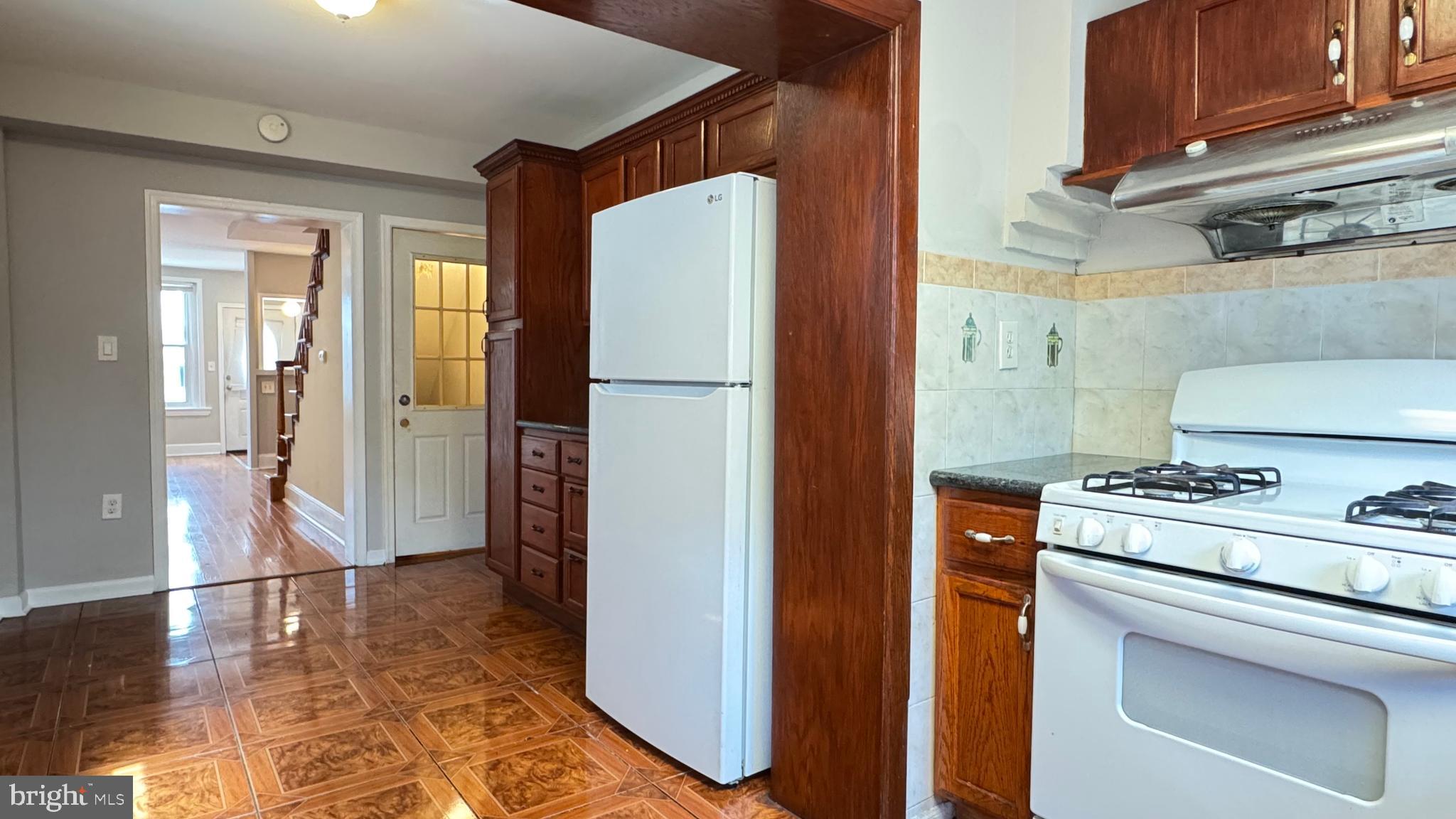 1841 E Clementine St