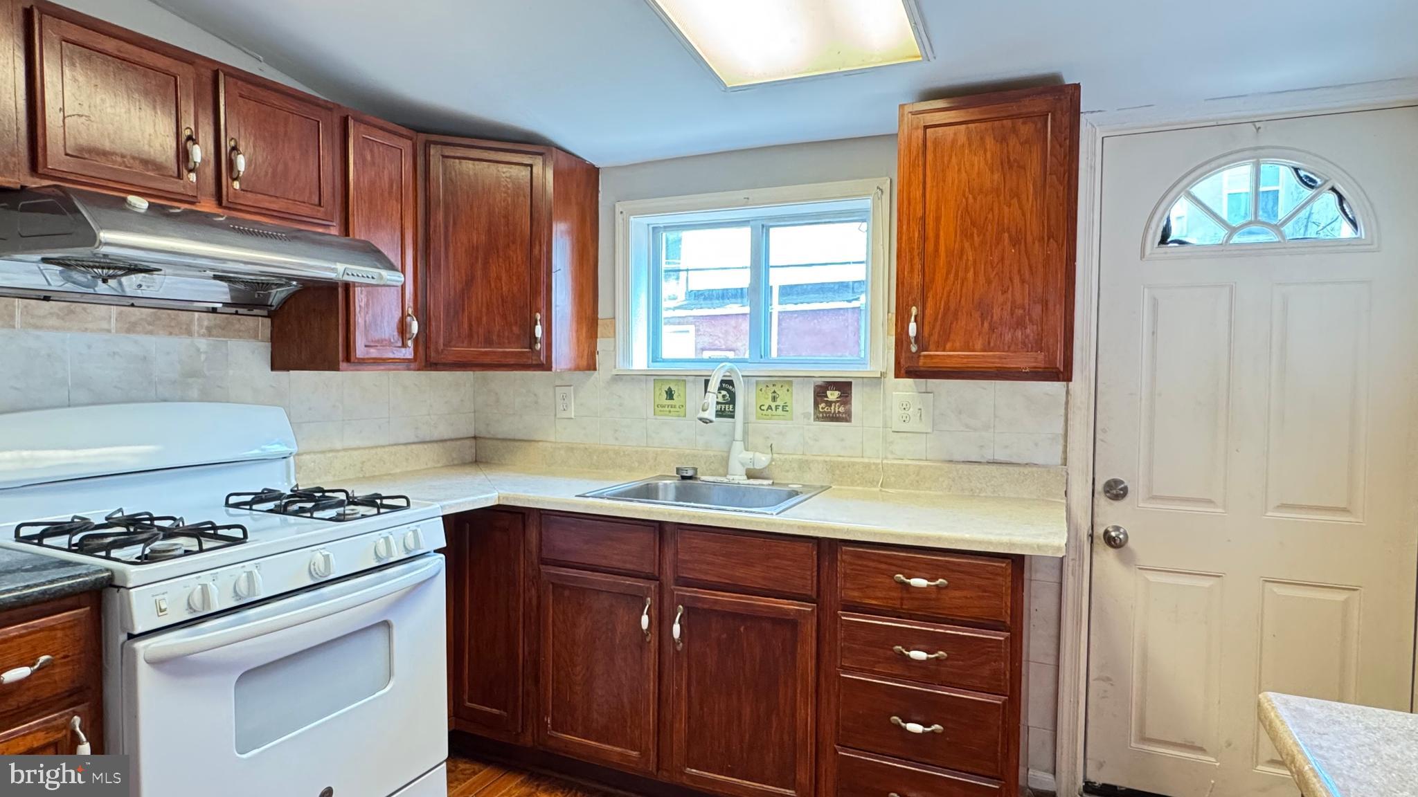 1841 E Clementine St