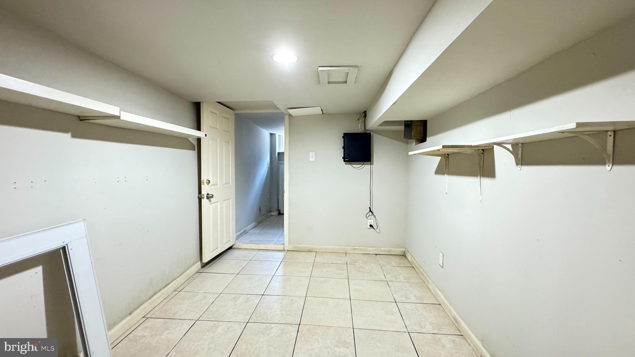 1841 E Clementine St