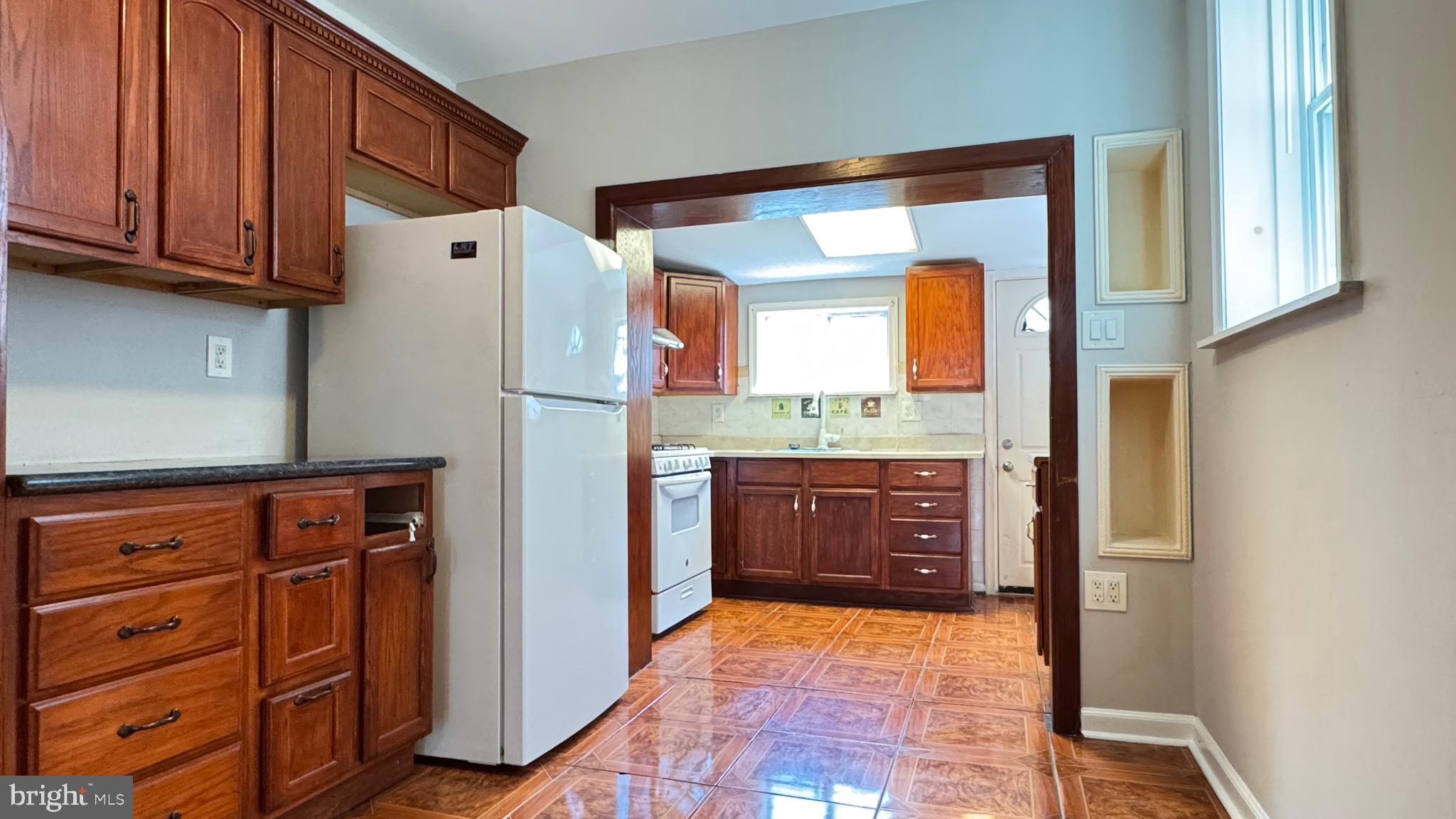 1841 E Clementine St