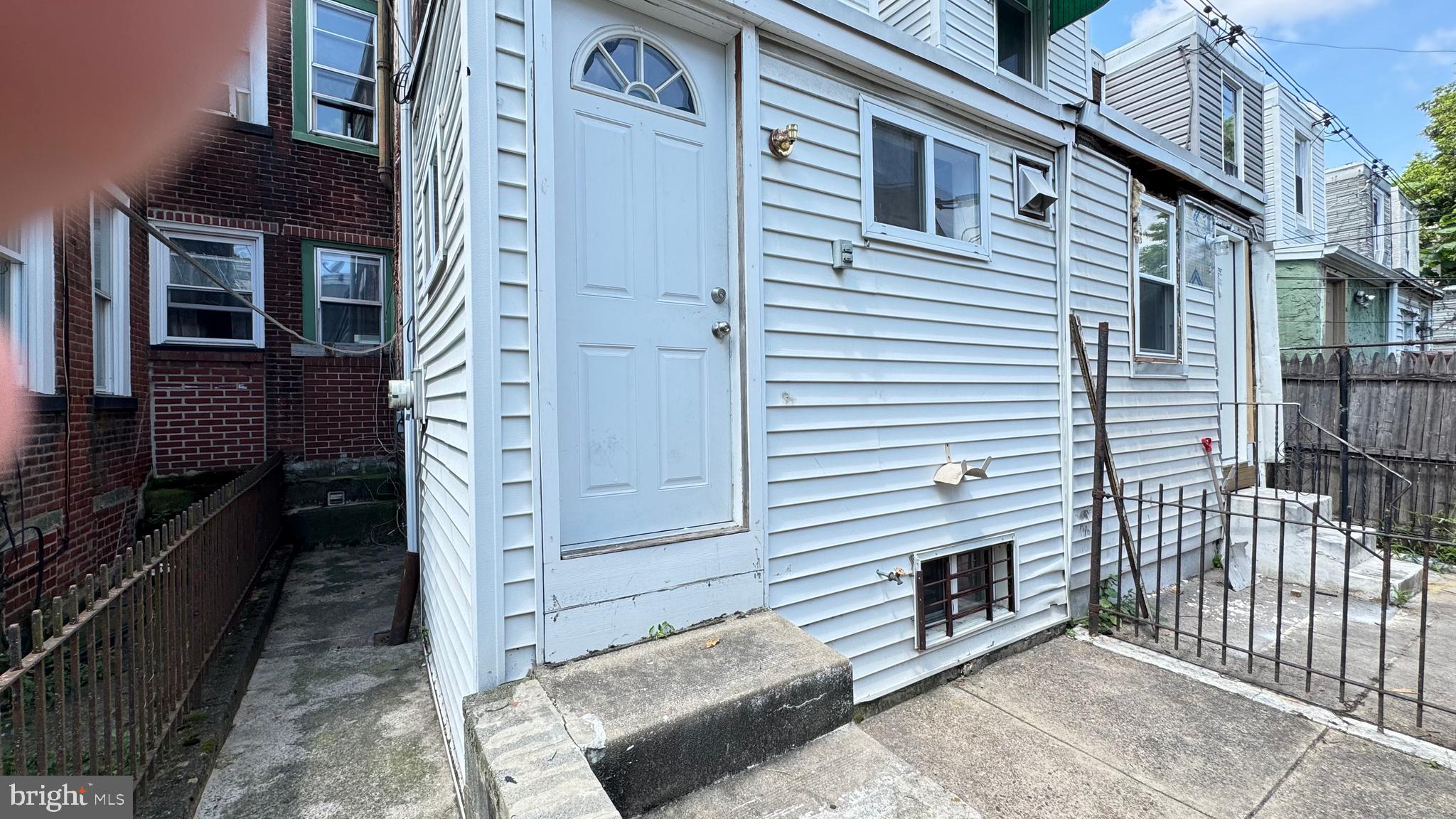 1841 E Clementine St