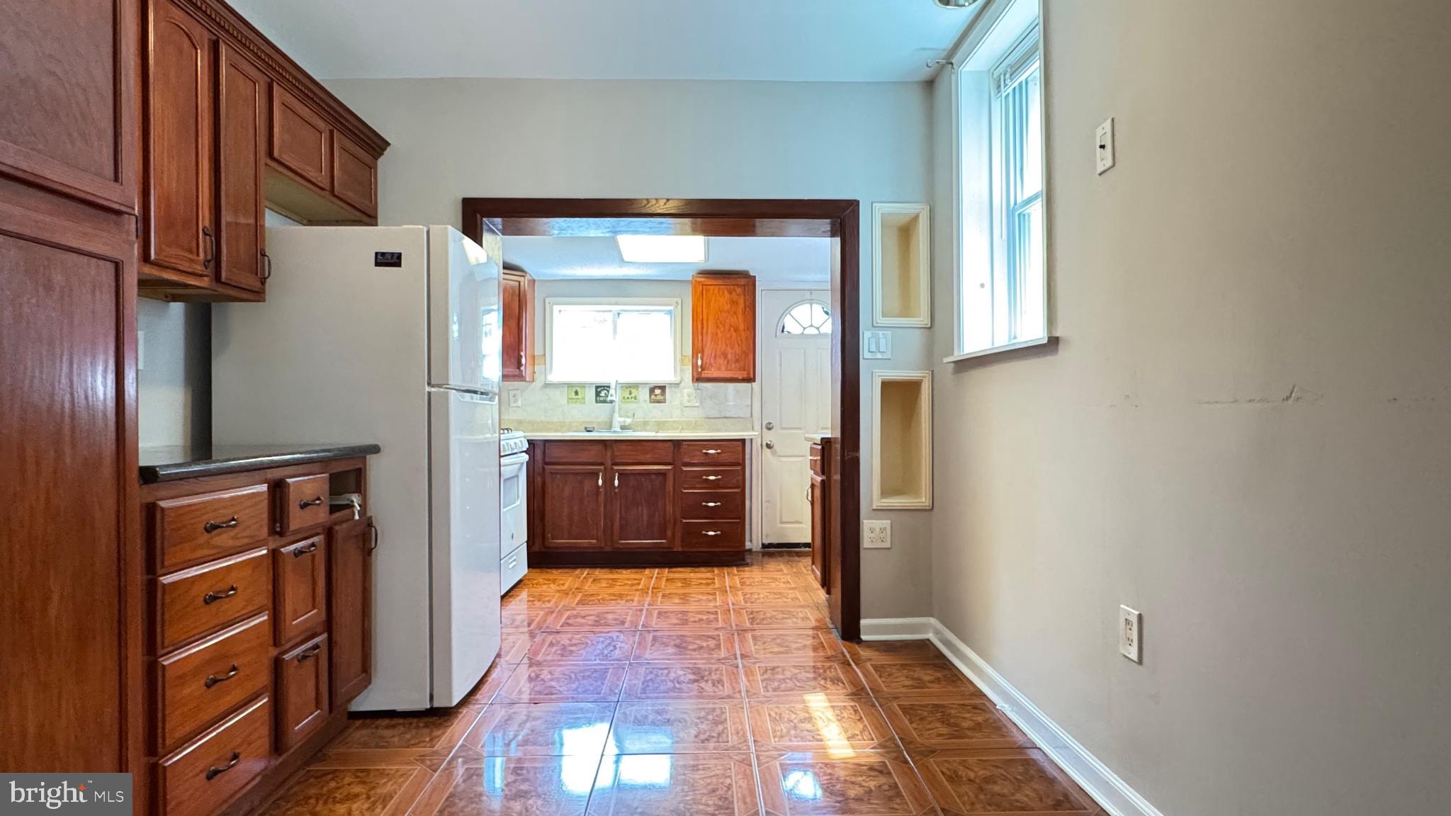 1841 E Clementine St