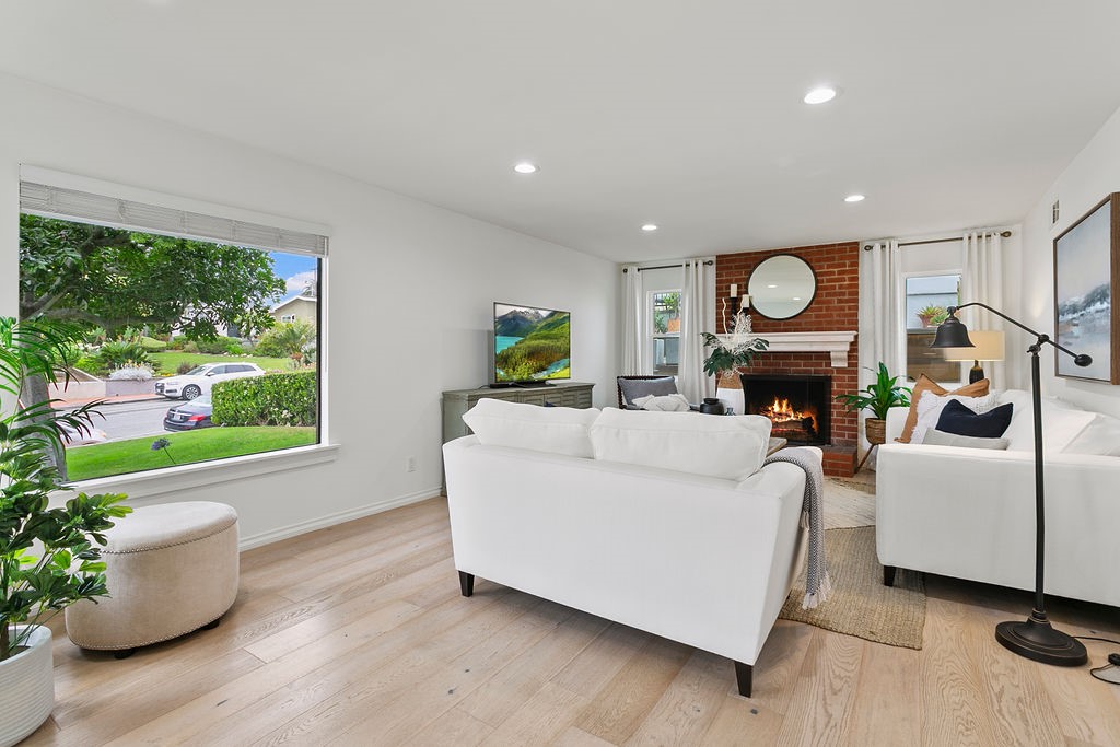 211 W Paseo De Cristobal