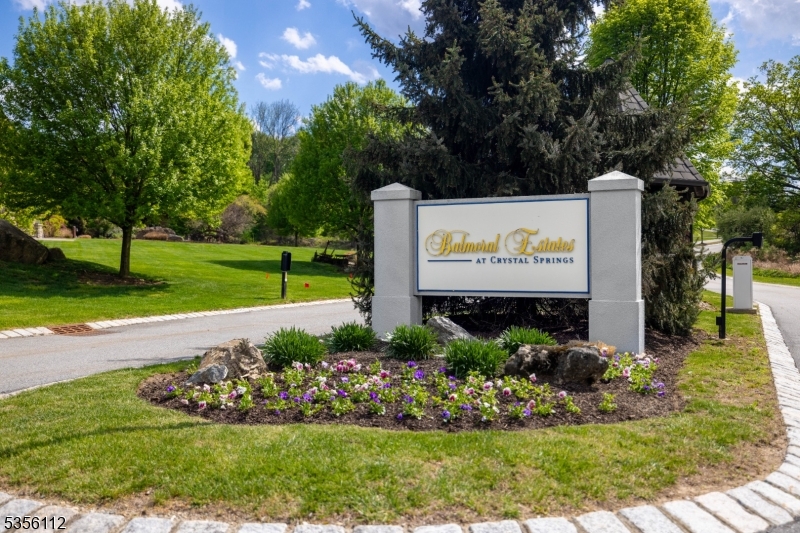 2 Sutton Ct