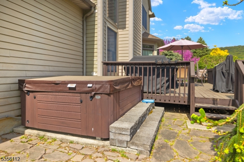 2 Sutton Ct