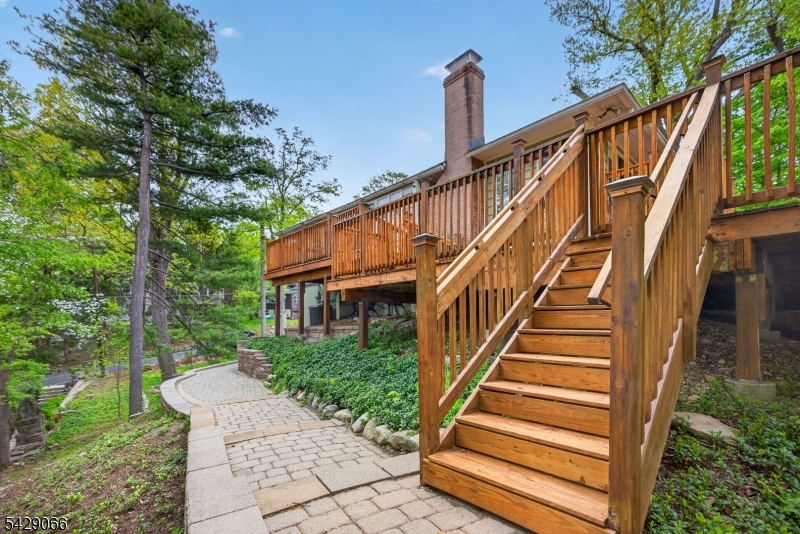 16 Columbus Rd