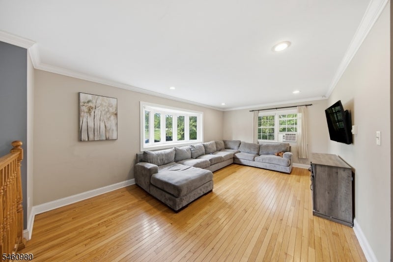 8 Upper Hill Rd