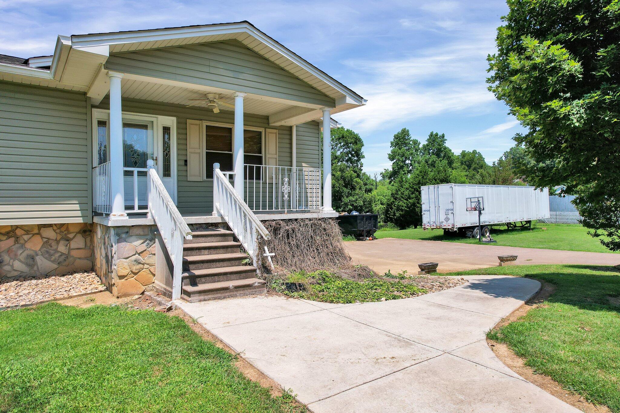 562 SE Brooklawn Trail