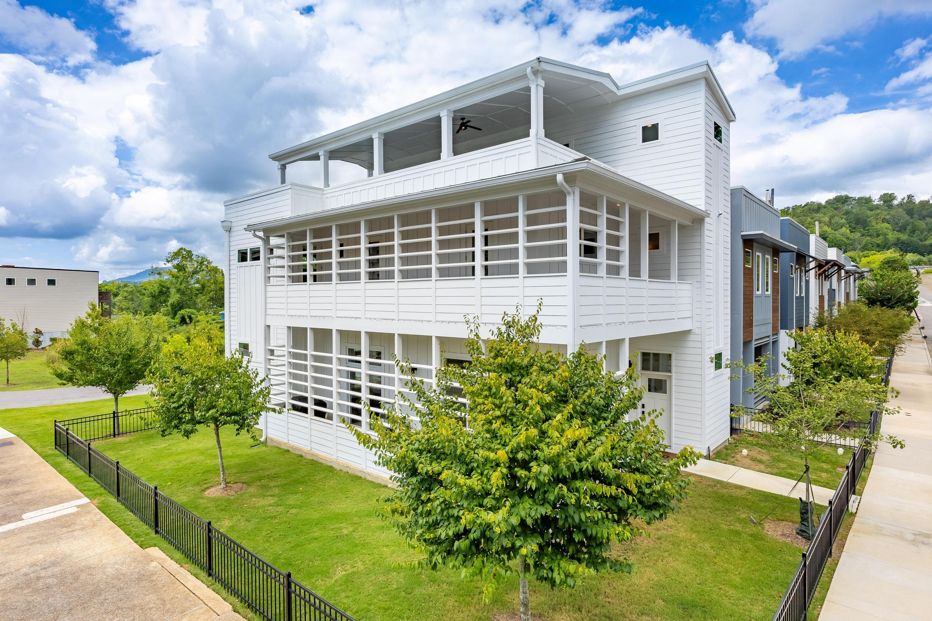 10 W Peak Street
