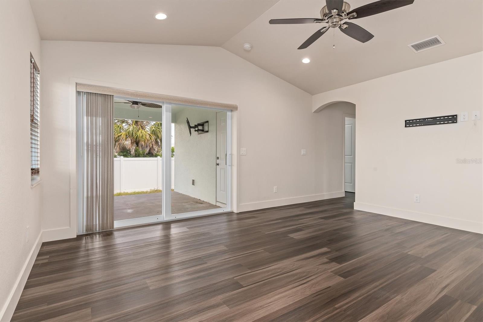 204 PALMETTO CIR NE