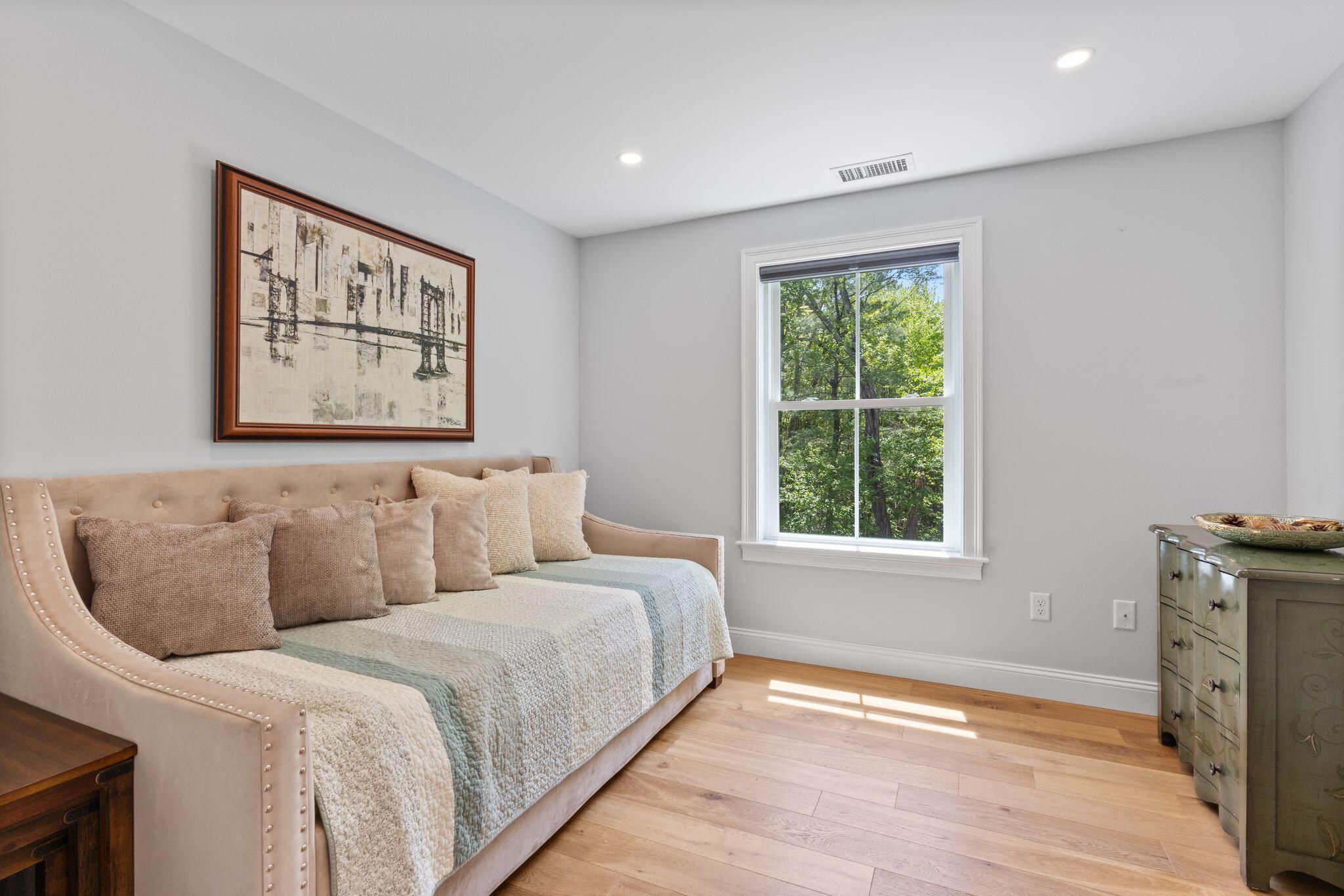 284 Bradley Street 8
