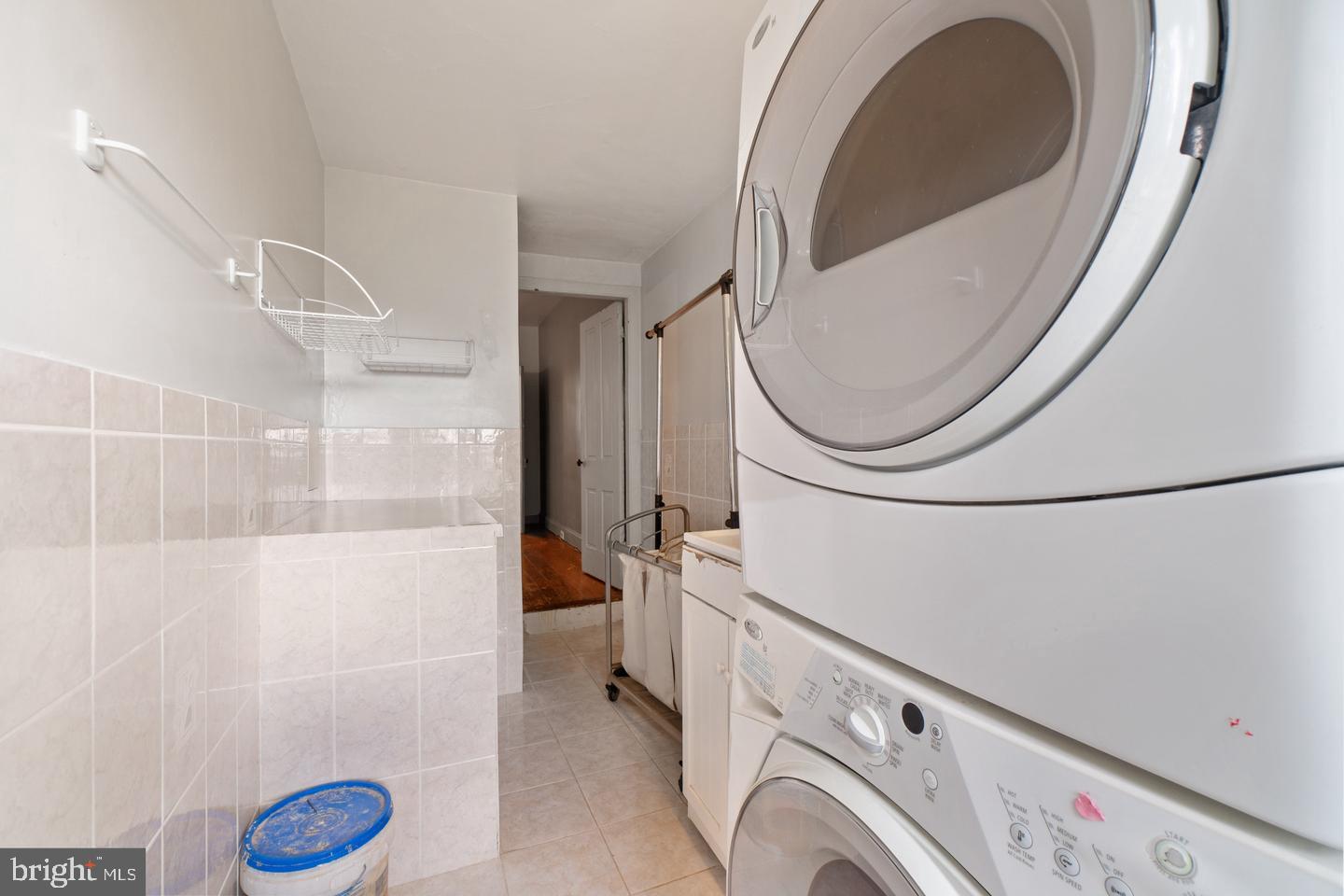 1525 W LOMBARD STREET