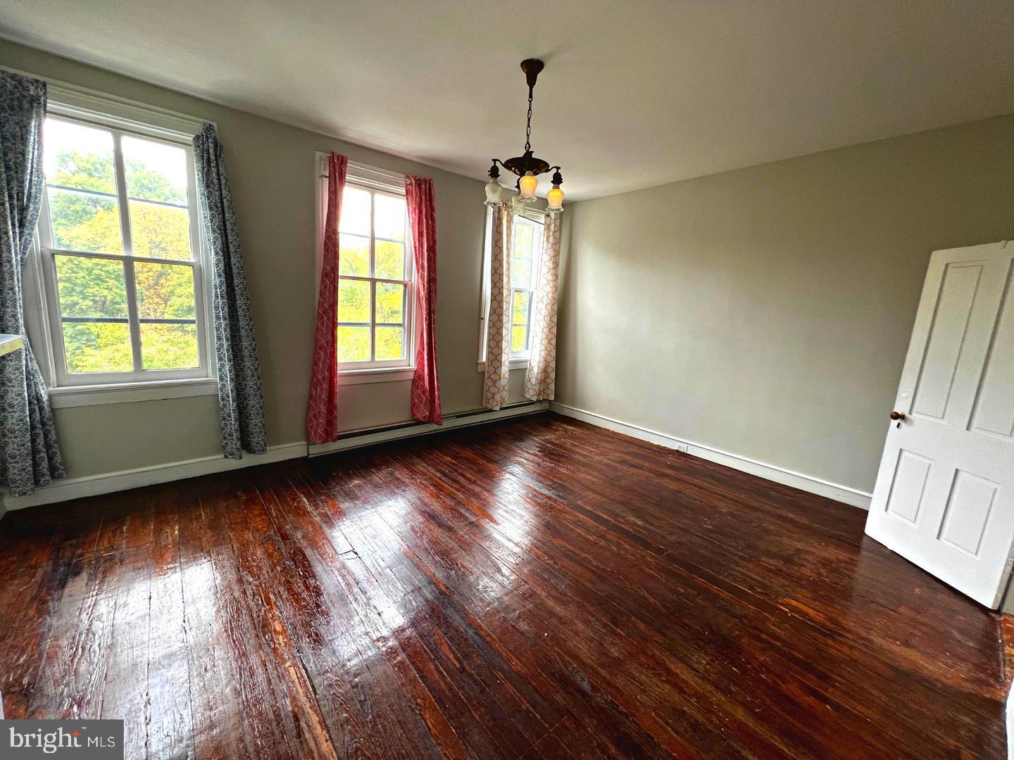 1525 W LOMBARD STREET