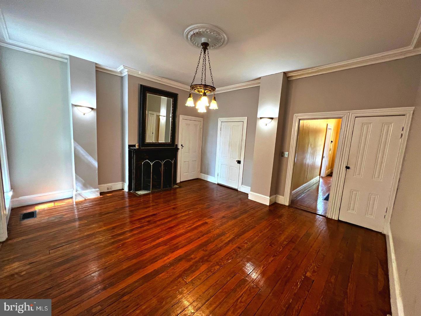 1525 W LOMBARD STREET