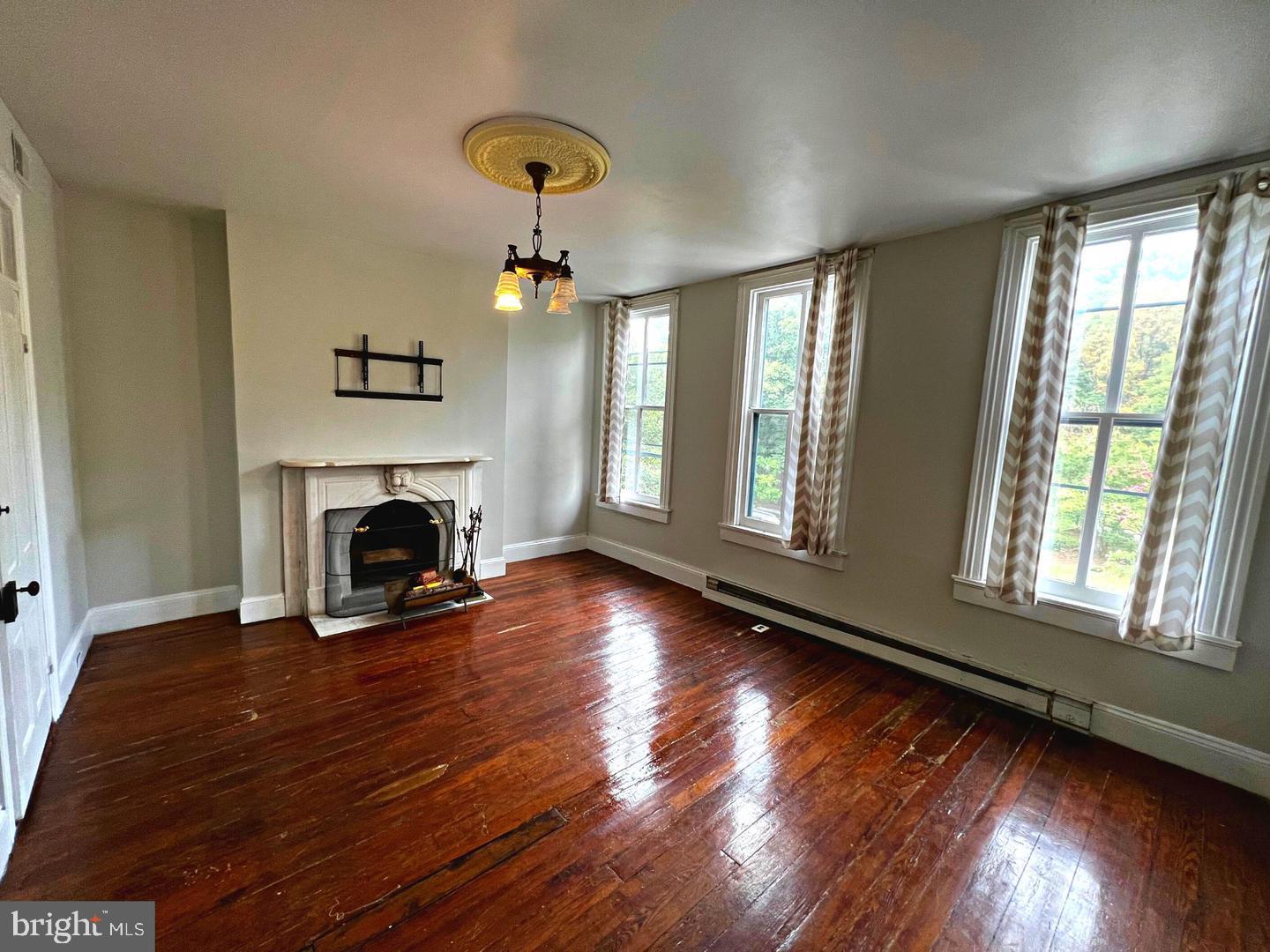 1525 W LOMBARD STREET