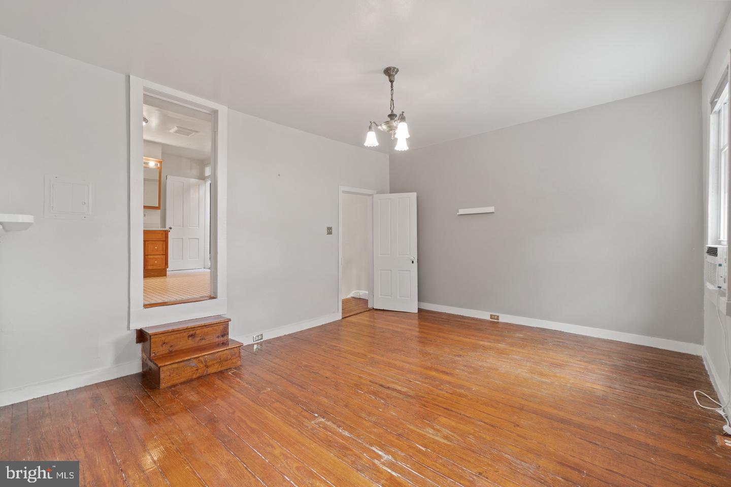 1525 W LOMBARD STREET