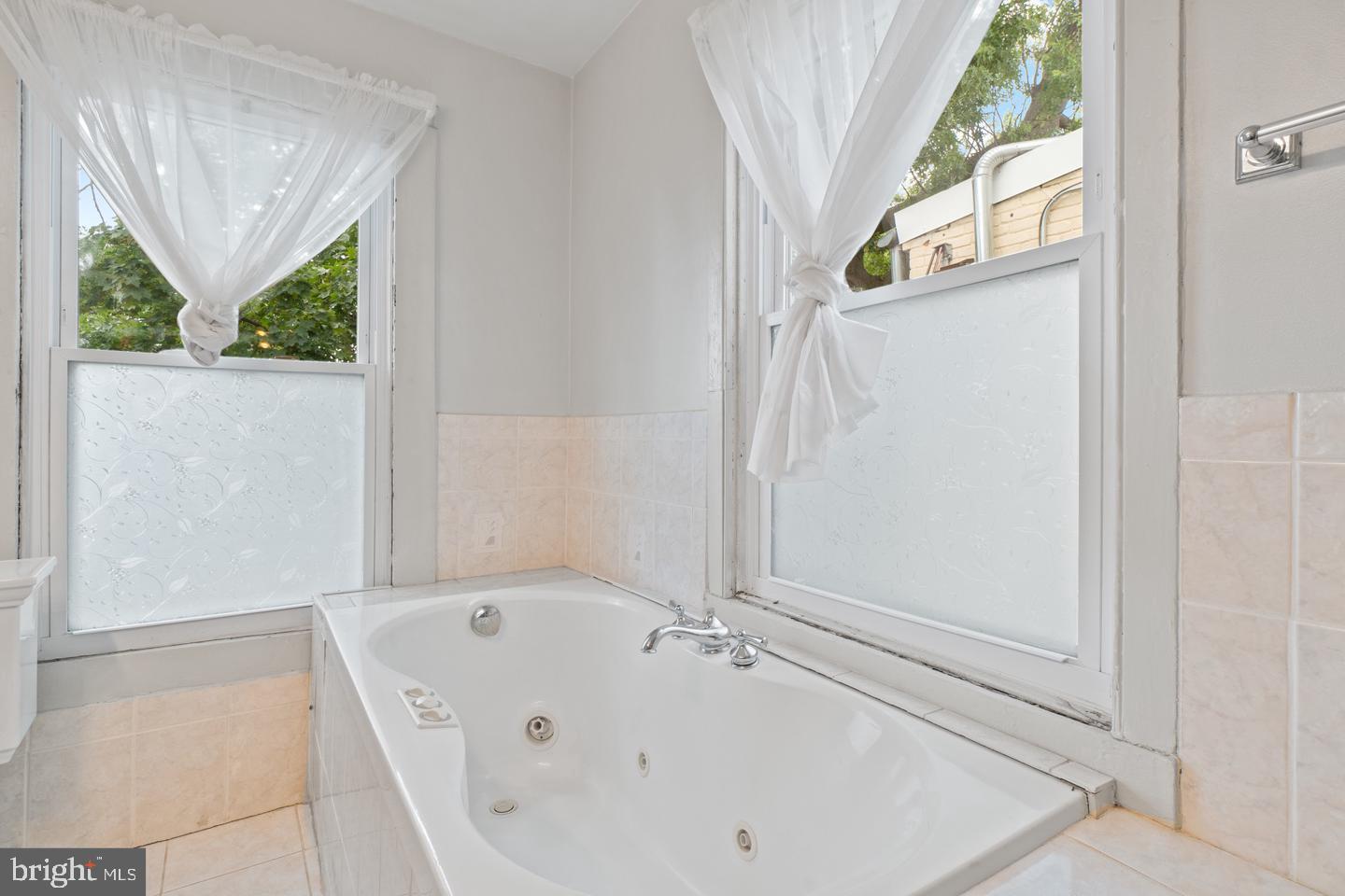 1525 W LOMBARD STREET