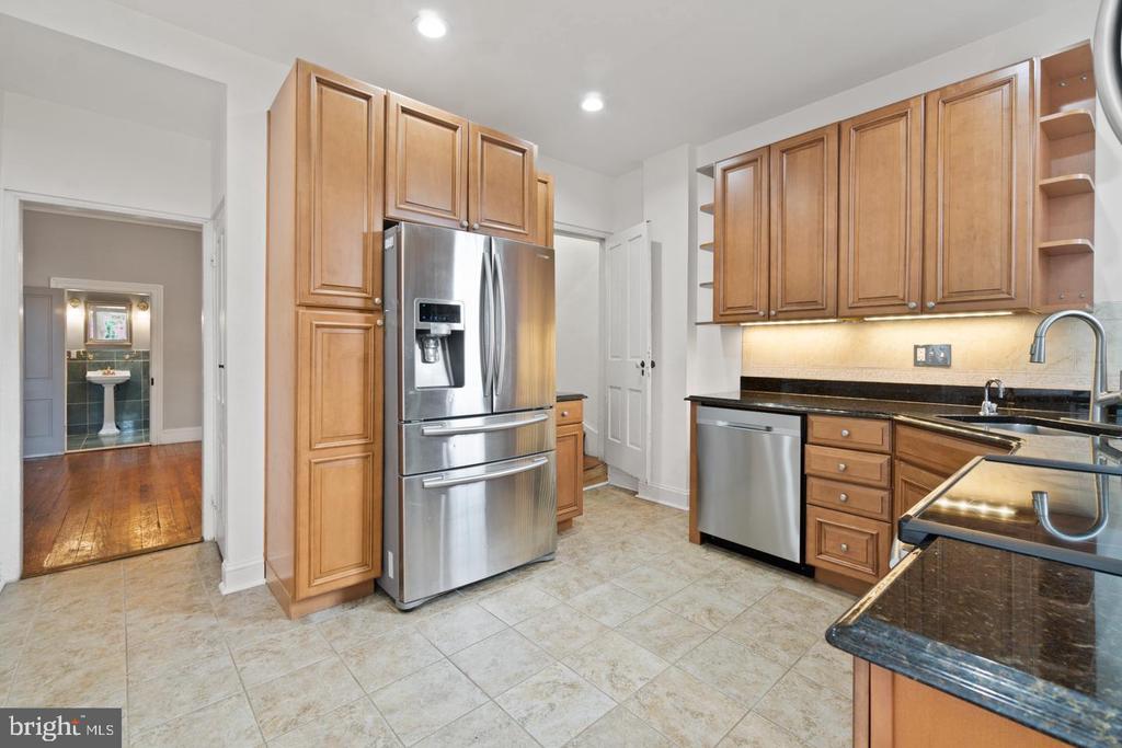 1525 W LOMBARD STREET