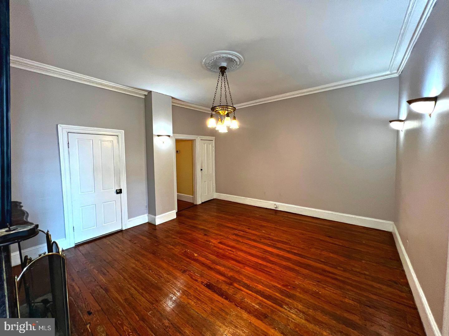 1525 W LOMBARD STREET