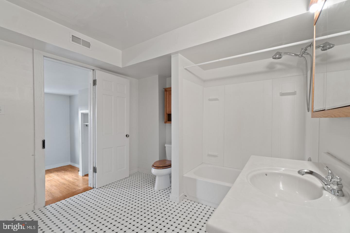 1525 W LOMBARD STREET