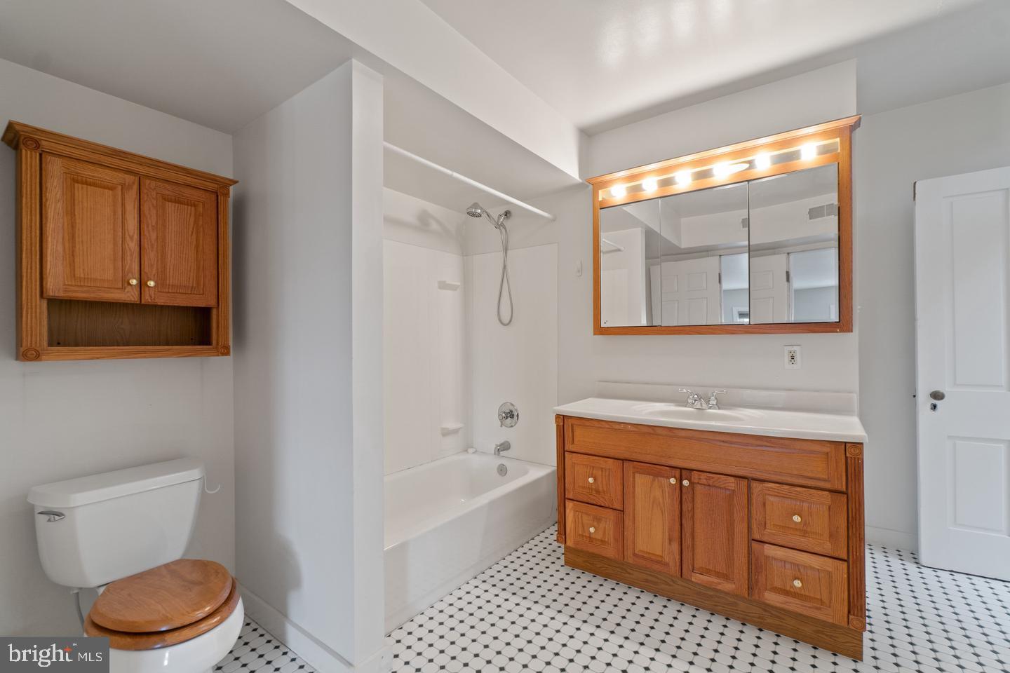 1525 W LOMBARD STREET