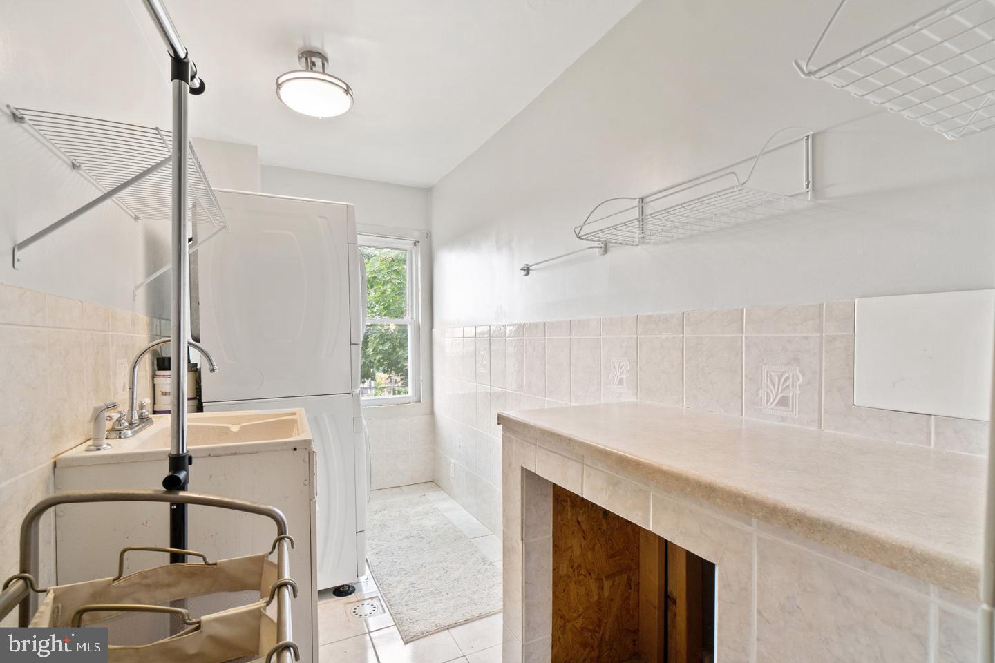 1525 W LOMBARD STREET