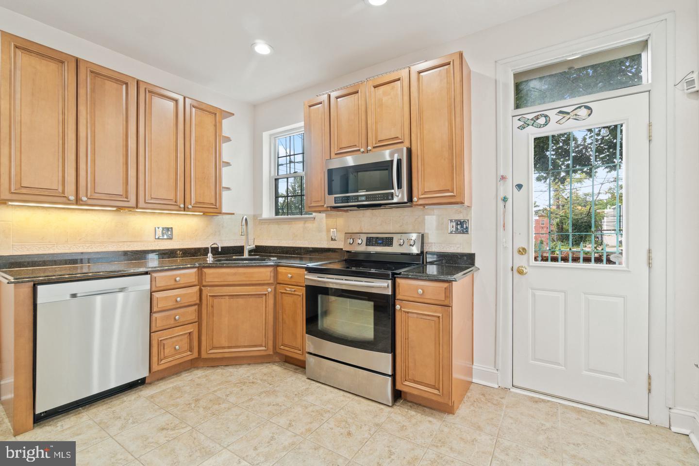 1525 W LOMBARD STREET