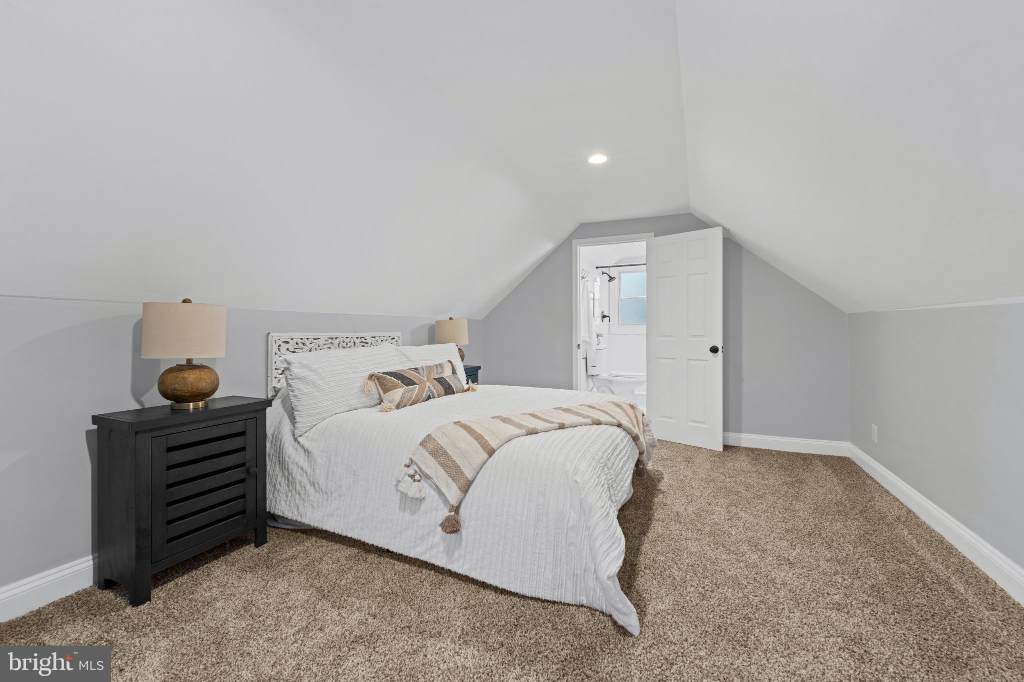 2508 HILLCREST AVENUE