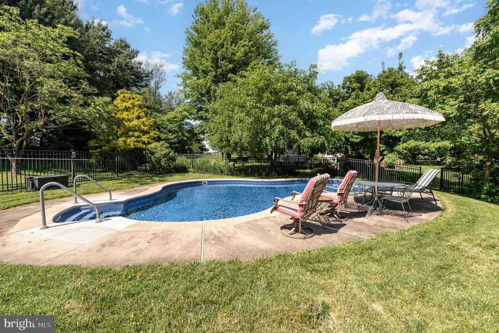 1624 DEEP RUN ROAD