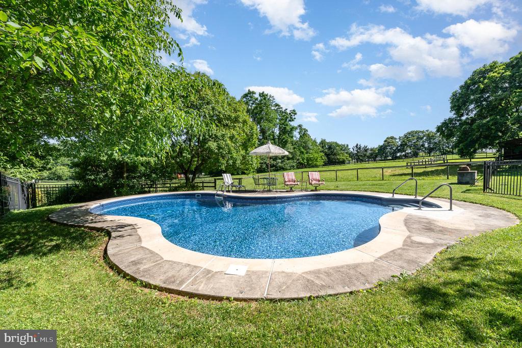 1624 DEEP RUN ROAD