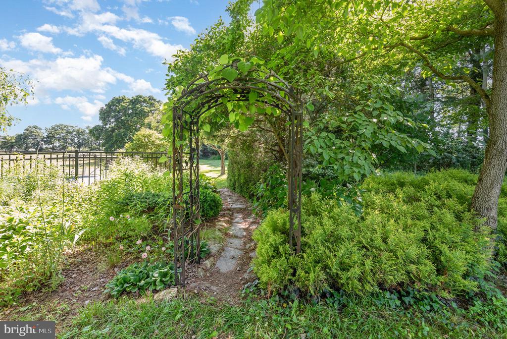 1624 DEEP RUN ROAD