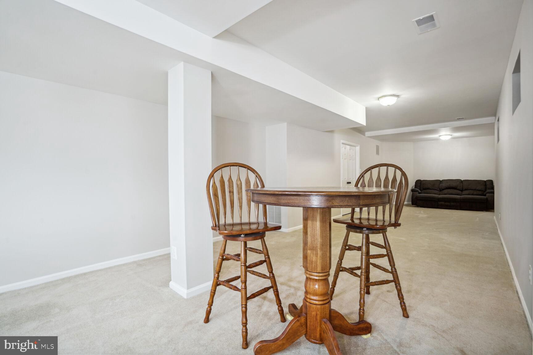 8000 HOLLINGTON PLACE