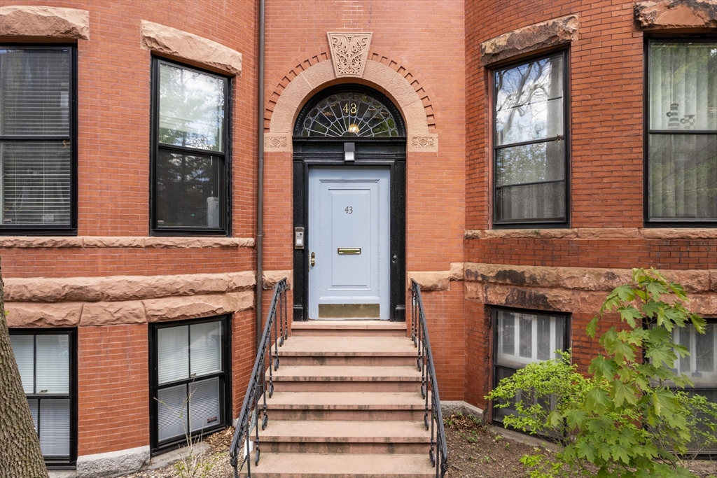 43 Carlton St # 2