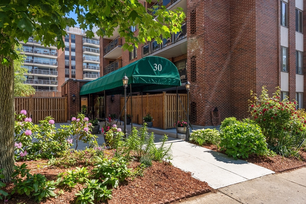 30 Stearns Rd Unit: PHB
