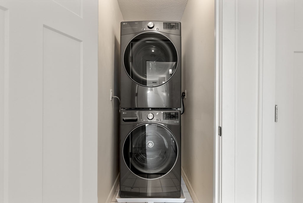 30 Stearns Rd Unit: PHB