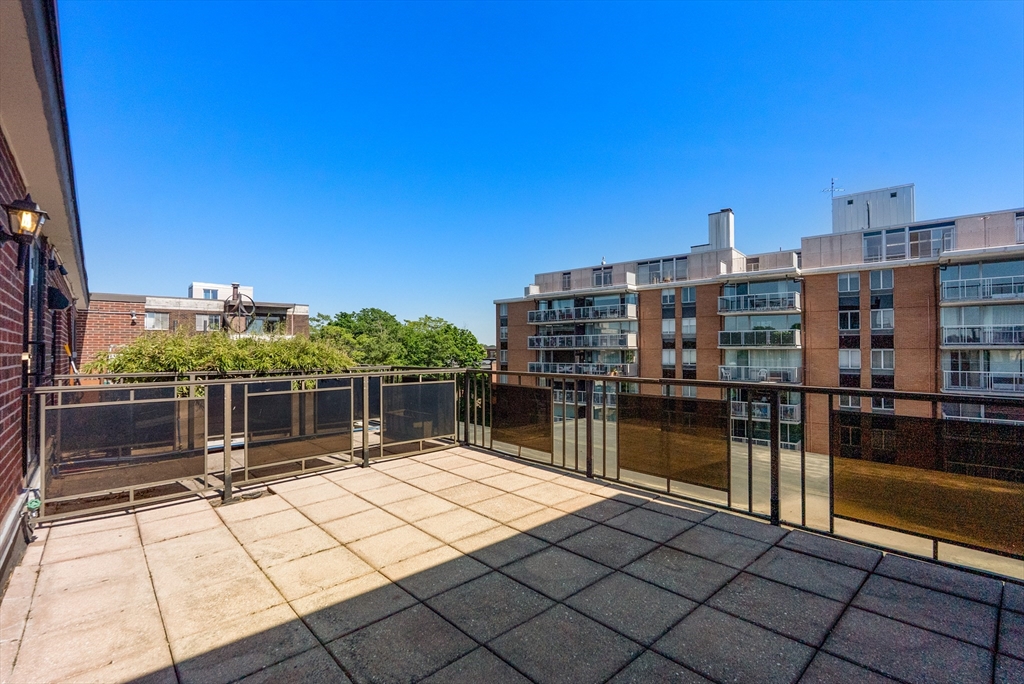 30 Stearns Rd Unit: PHB