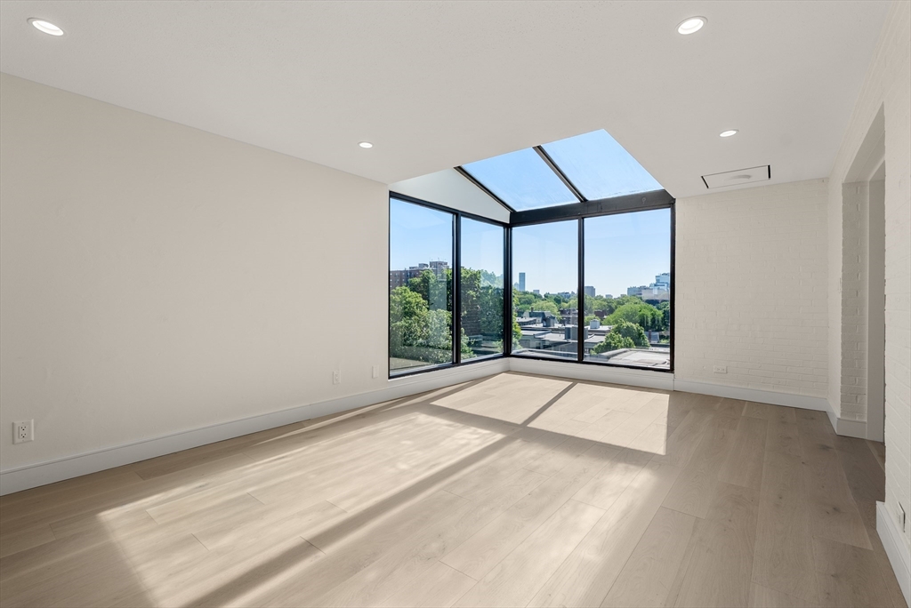 30 Stearns Rd Unit: PHB